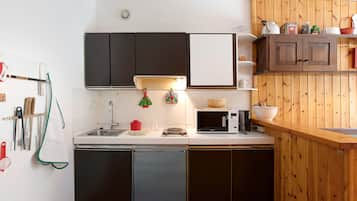 Kühlschrank, Mikrowelle, Herdplatte, Wasserkocher