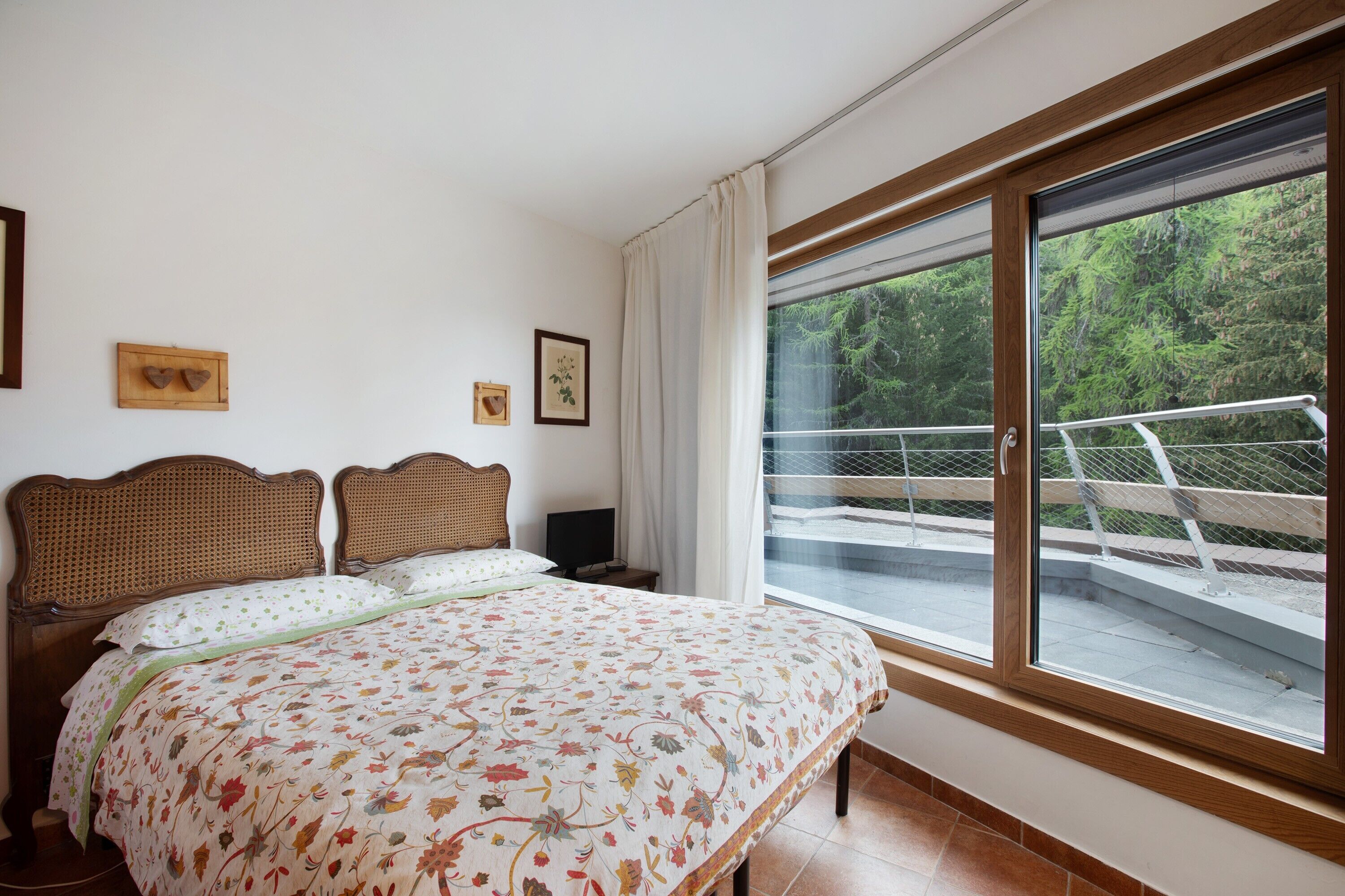 1 bedroom, bed sheets