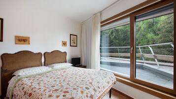 1 bedroom, bed sheets