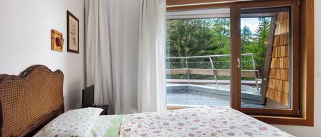 1 bedroom, bed sheets