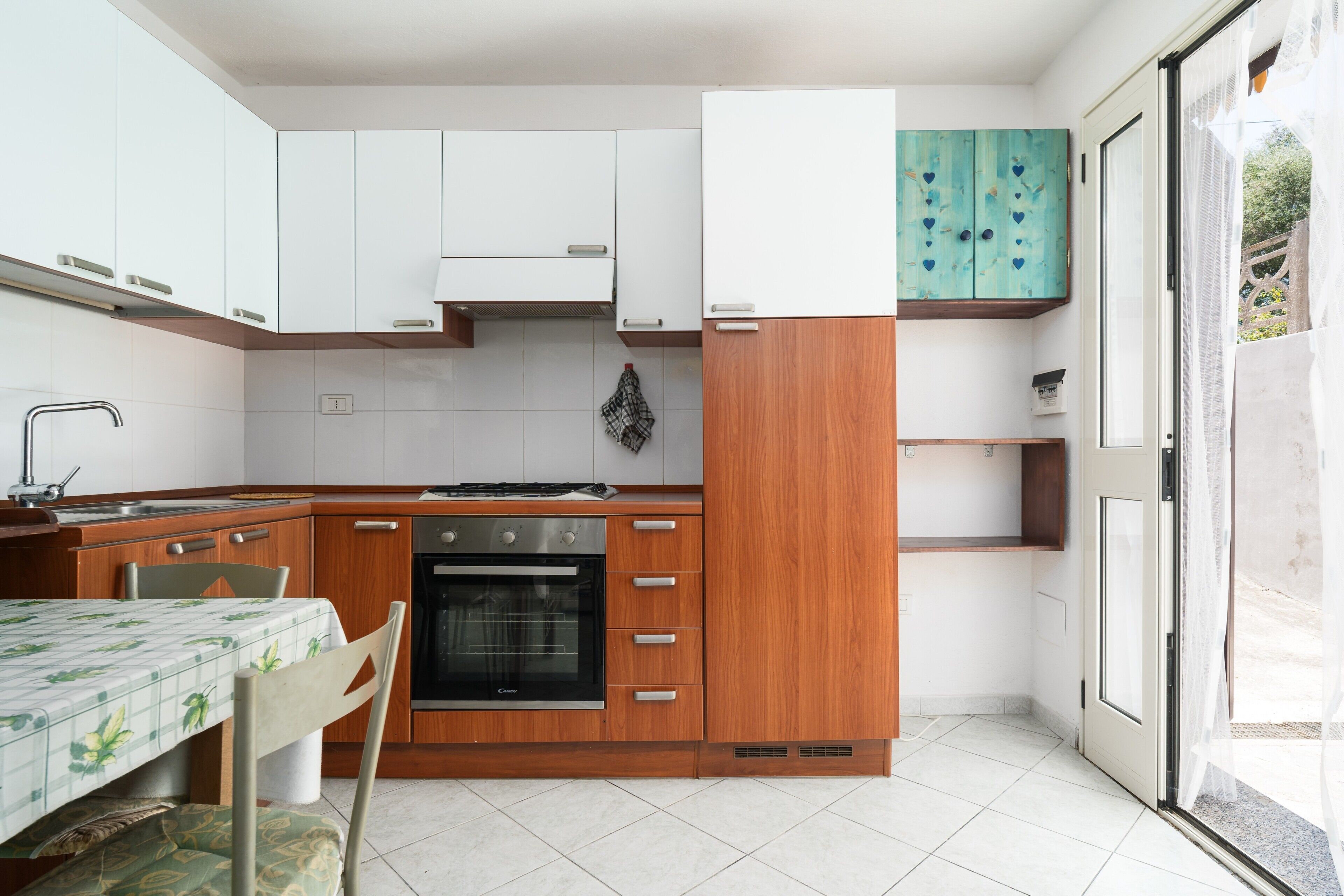 Refrigerador, horno, parrilla de estufa y cafetera y tetera 