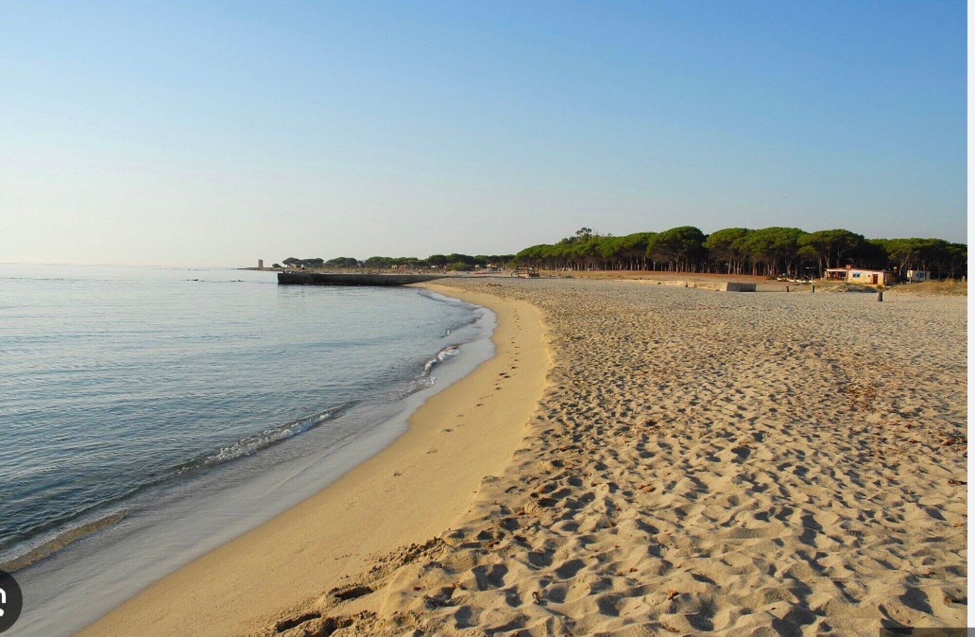 Una spiaggia nelle vicinanze