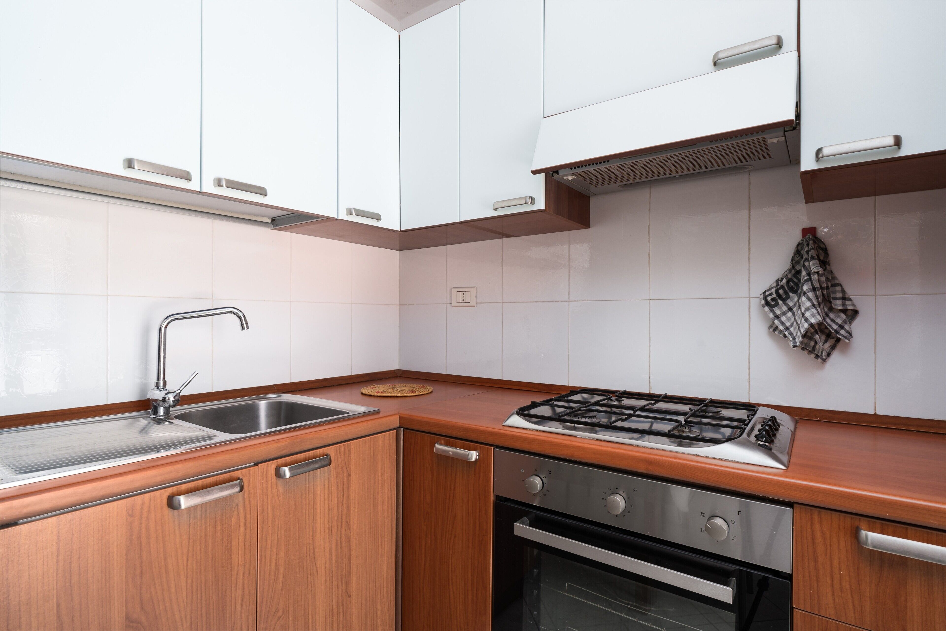 Fridge, oven, stovetop, coffee/tea maker