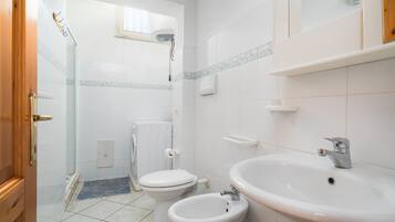 Een douche, gratis toiletartikelen, een haardroger, handdoeken