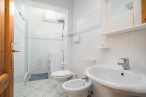 Dusche, kostenlose Toilettenartikel, Haartrockner, Handtücher
