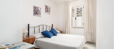 2 bedrooms, bed sheets