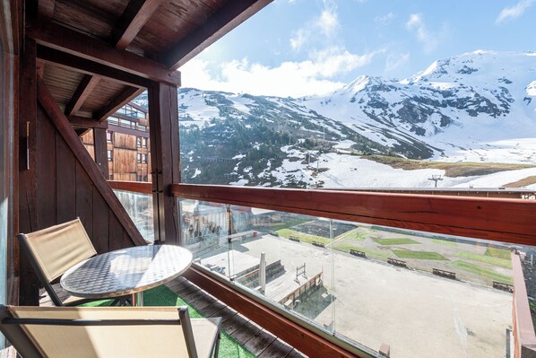 Outdoor dining - Apartment 'Appartement Aiguille Rouge 420' with Mountain View, Balcony and Wi-Fi (Bourg-Saint-Maurice)