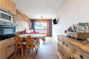 Dining - Apartment 'Appartement Aiguille Rouge 420' with Mountain View, Balcony and Wi-Fi (Bourg-Saint-Maurice)