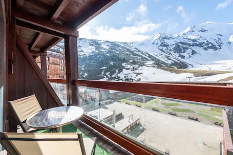 Restauration extérieure. Appartement "Aiguille Rouge 420" avec vue sur la montagne, balcon et Wi-Fi