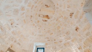 A stone ceiling with a small window. - Villa 'Trullo Bianco Molillo' with Private Garden (Ostuni)