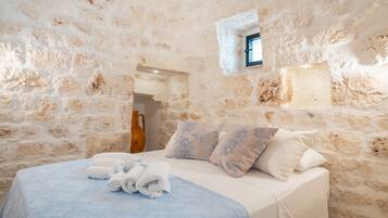 3 bedrooms, iron/ironing board, bed sheets