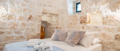 3 bedrooms, iron/ironing board, bed sheets