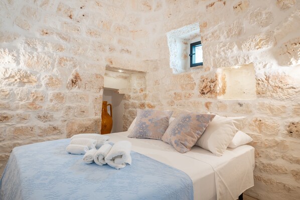 3 bedrooms, iron/ironing board, bed sheets