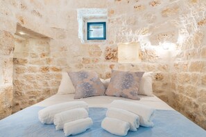 3 bedrooms, iron/ironing board, bed sheets