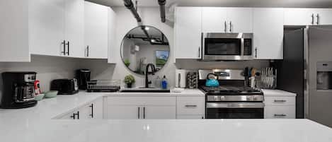 Frigorifero, microonde, forno, piano cottura