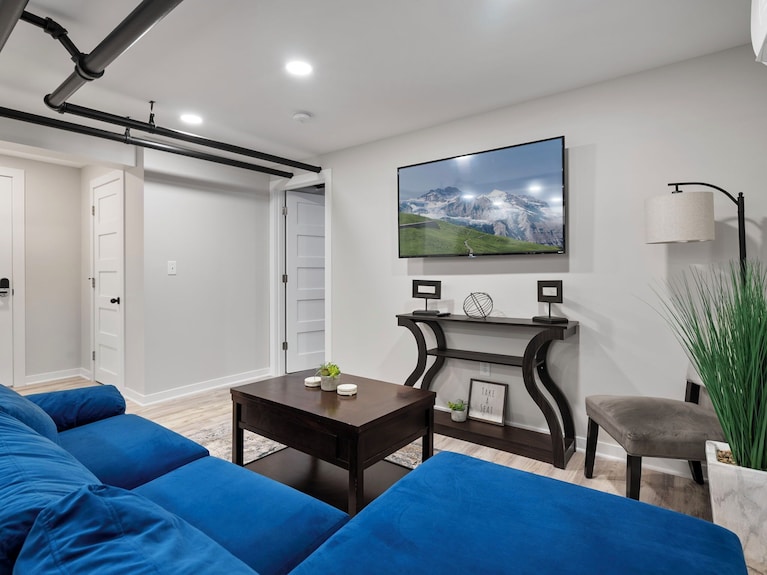 Brand New Centrally Located With Free Parking And Pet Friendly!! - Saint Paul, MN