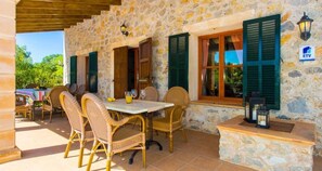 Outdoor dining - Country House 'Can Biel' with Mountain View, Private Pool and Wi-Fi (Illes Balears)