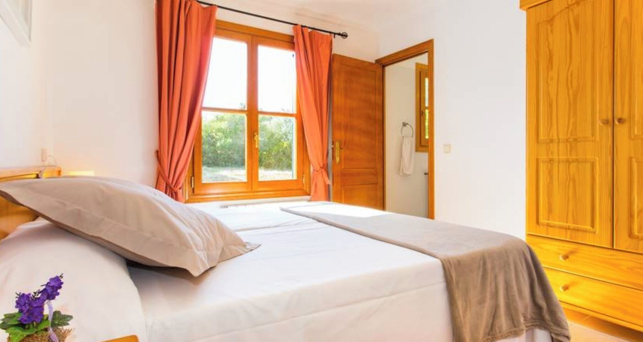 6 bedrooms, iron/ironing board, free WiFi, bed sheets