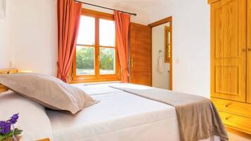 6 bedrooms, iron/ironing board, free WiFi, bed sheets