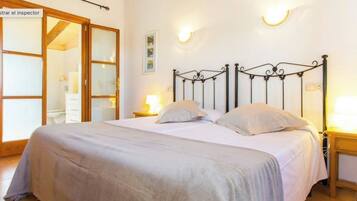 6 Schlafzimmer, BĂŒgeleisen/BĂŒgelbrett, kostenloses WLAN, BettwĂ€sche