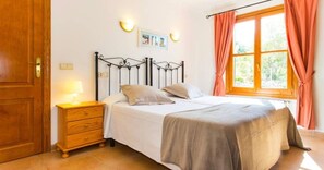 6 quartos, ferros/tábuas de passar roupa, Wi-Fi de cortesia