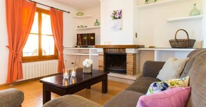 TV, fireplace, ping pong - Country House 'Can Biel' with Mountain View, Private Pool and Wi-Fi (Illes Balears)