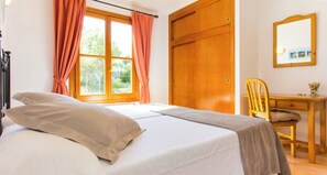 6 bedrooms, iron/ironing board, free WiFi, bed sheets