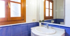 Chuveiro, secador de cabelo, toalhas de banho 