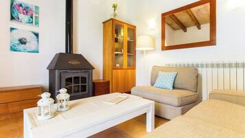 Een televisie, een open haard en een tafeltennistafel