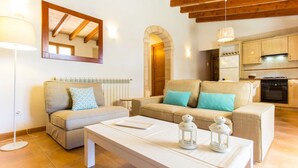 Una sala de estar con un sofá, una mesita de centro y una lámpara.