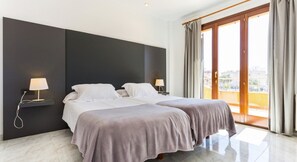 5 habitaciones, tabla de planchar con plancha y wifi gratis 