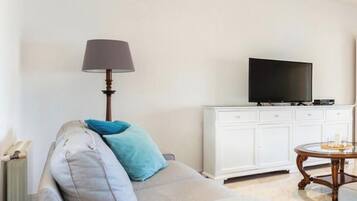 Televisión, chimenea, mesa de ping pong