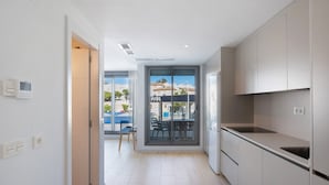 A modern kitchen with a large window, a built-in oven, and a sink. - Apartment 'Apartamento Pachimon' with Shared Pool, Wi-Fi and Air Conditioning (Conil de la Frontera)