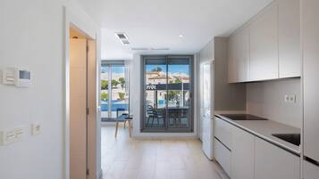 Een koelkast, een magnetron, een kookplaat