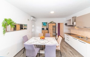 Dining - Lovely home in Vinisce (Vinisce)