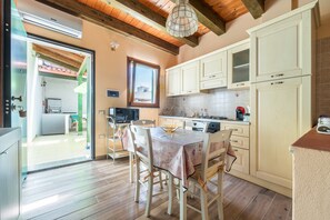 Frigorifero, microonde, forno, piano cottura