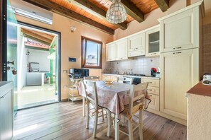 Fridge, microwave, oven, stovetop - Apartment 'Da Giò, A Due Passi Dal Mare' with Private Terrace and Air Conditioning (Calasetta)