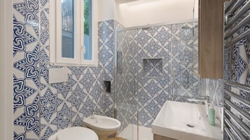 Een douche, een haardroger, handdoeken