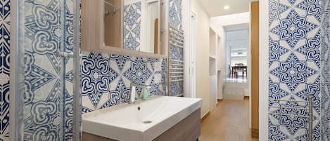 Shower, hair dryer, towels