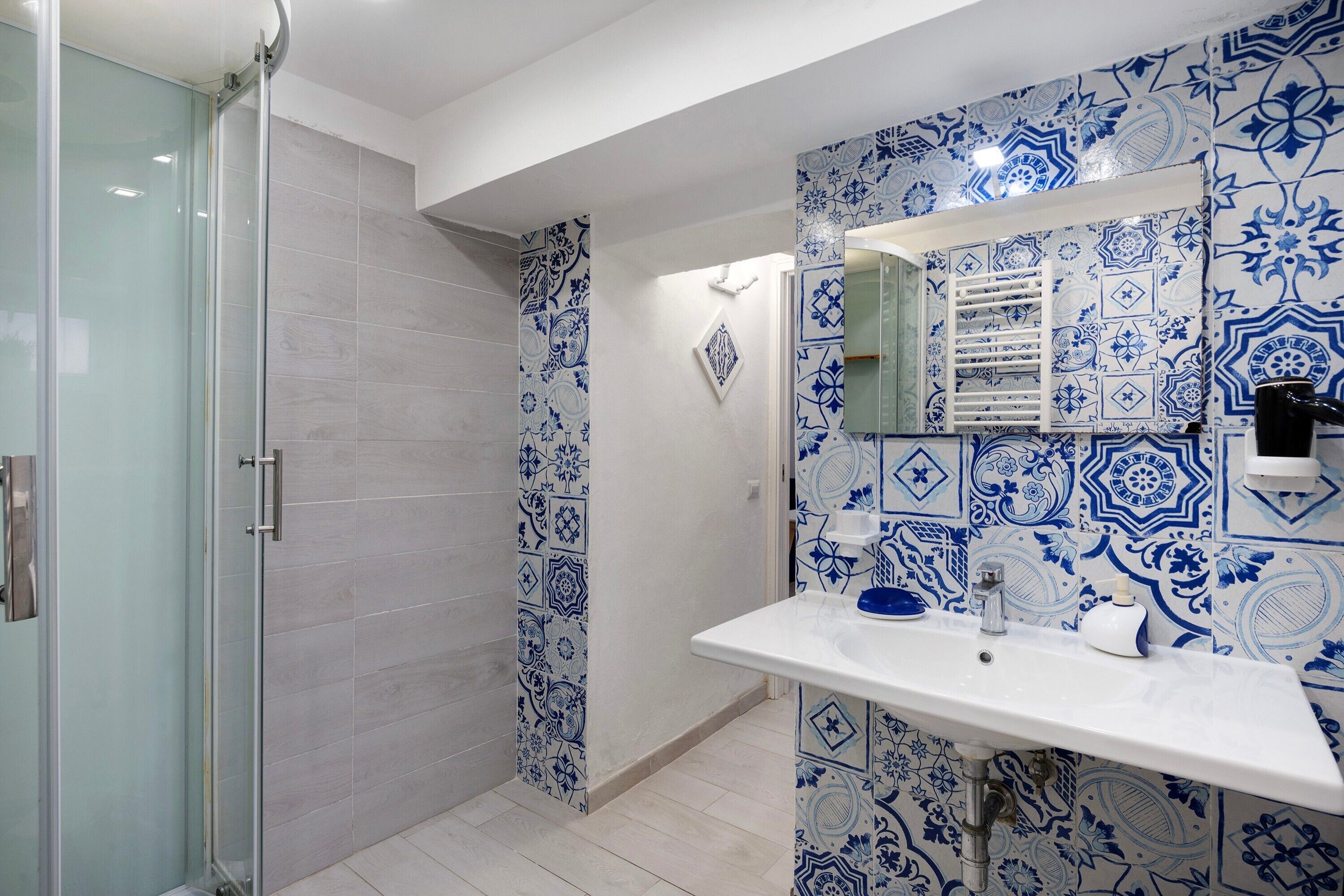 Regadera, secadora de cabello, toallas 