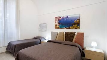 1 habitación, tabla de planchar con plancha, wifi gratis y ropa de cama