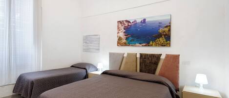 1 habitación, tabla de planchar con plancha, wifi gratis y ropa de cama