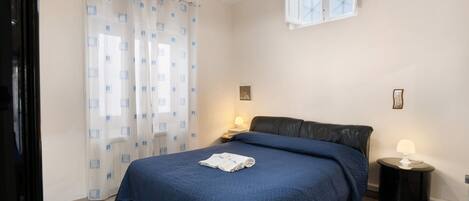 2 makuuhuonetta, silitysrauta/-lauta, ilmainen Wi-Fi, vuodevaatteet