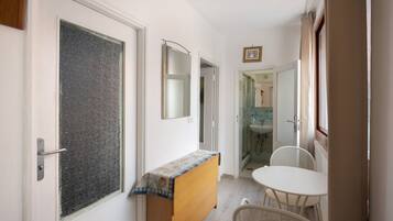 Suihku, hiustenkuivaaja, pyyhkeet