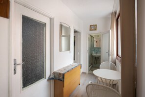 Een douche, een haardroger, handdoeken