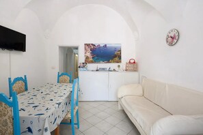Dining - Apartment 'Penisola  2' with Shared Terrace, Wi-Fi and Air Conditioning (Vico Equense)