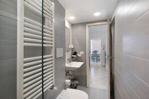Shower, hair dryer, towels - Apartment 'Penisola  2' with Shared Terrace, Wi-Fi and Air Conditioning (Vico Equense)