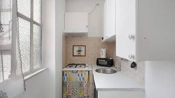 Fridge, oven, stovetop, coffee/tea maker