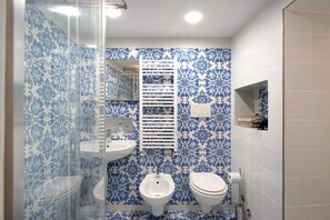 淋浴设施、吹风机、毛巾