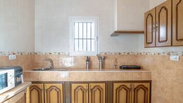 Een koelkast, een microgolfoven, een oven, een kookplaat